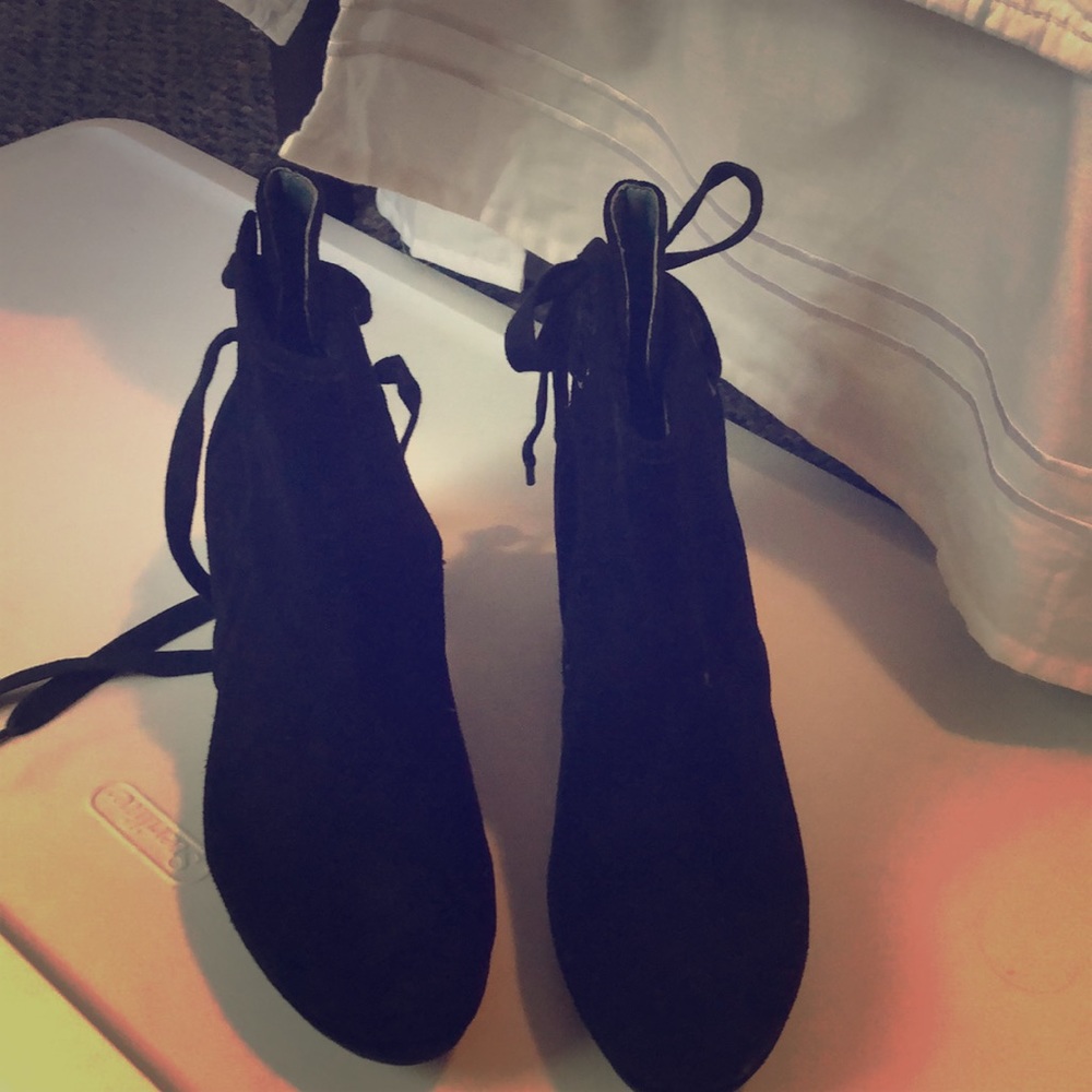 NWOT Sasha London black suede platform booties